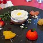 ルアン 神戸迎賓館 - 孫の名前の椿をイメージしたタルトと、いつも被ってるリンゴの帽子をスイーツに・・