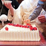 ルアン 神戸迎賓館 - つまみ食いじゃないよ！ お父さんに抱っこされ、孫が飾り付けの仕上げ・・