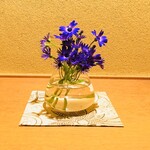 鮨 はしぐち - 待合のお花