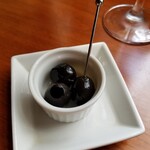 Dining ＆ Bar Le creer - ワインにセットのオリーブ