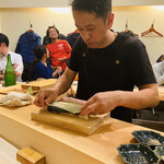 食堂 おがわ - まな板で重ねていって最後に布巾みたいなので包んで形を整えて作られてました