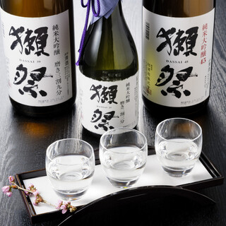 We also offer local sake that goes well with Japanese Cuisine and sommelier-selected wine.