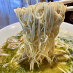 ラーメン凪 豚王 - 麺リフト。緑色が絡んできて染まっています。