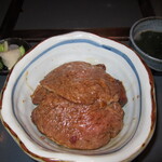 厩 - 私はランプ肉のステーキ丼