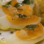 ナナイロパスタ - 前菜 盛り合わせ「塩レモン漬け 味付玉子のバジルソース」