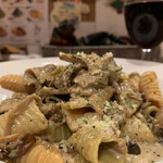 ナナイロパスタ - パスタ「ゴロゴロきのこと４種のガルガネッリのクリームパスタ」