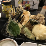 讃岐うどん 白庵 - 天ぷらは、この盛りの良さ！