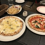 サルヴァトーレ クオモ - セットのピザ二枚。ポテトは別で頼みました。
