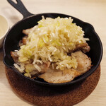 トンテキ食堂8 - トントロのネギ塩にんにく(500円)