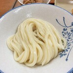 Chikusei - 牛肉うどん・小。セルフなので、かけ出汁は自分でかけます。