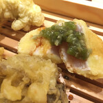 天ぷらスタンド KITSUNE - 手前から舞茸、鰆のレア天、鯛の白子