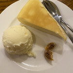Ottantotto - スマイルチーズケーキ550円はアイス（バニラか抹茶）が添えられてます。ドライイチヂクも一緒に。