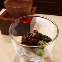 旬味 やま川 - 先付。焼アスパラガスの鶏味噌掛け。
