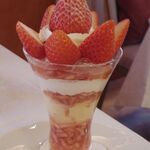 資生堂パーラー - 長崎県産“かおり野”のストロベリーパフェ