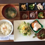 カフェ ガネーシャ - 家庭的な小鉢料理が6種類くらい食べたい人はおすすめ。