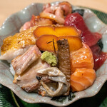 うを徳 - 2020.3 濃厚ちらし（牛蒡、本鮪ヅケ、本鮪スジ、大トロ脂身の皮、炙り大トロ、サクラマス、対馬ノドグロ、赤貝ヒモ、カラスミ）