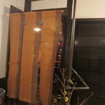 酒盃 - くつを脱いでのれんを通ります。これがまた良い雰囲気