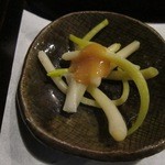 酒盃 - 突出しの一品。らっきょうの甘味噌。