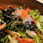 貝侍 - 鳥羽産めかぶとホッキ貝の海鮮サラダ