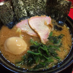 豚骨醤油ラーメン 王道家 - ラーメン味玉入り