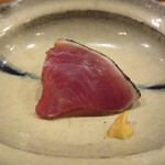 鮨 十兵衛 - 迷い鰹のタタキ 竹塩、辛子醤油