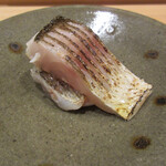 鮨 十兵衛 - カマスの炙り 竹塩、わさび醤油