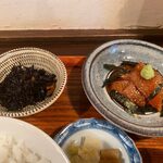 しゃけ小島 - 福岡ではごまサバは良く食べますが私はごま鮭は初めていただきました、小鉢はひじきの小鉢です。
