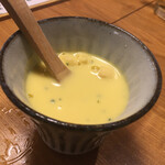 ご当地酒場 北海道八雲町 - この日のお通しはとうもろこしのスープ。この冬一番というくらい寒かった当日。温まります。