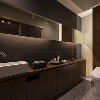 化粧室は店内2か所。広々としたスペースを設けております。