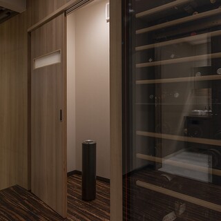 お煙草を吸われる方のために、店内に喫煙ルームを設けております。