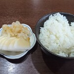 支那そば 佐川 - 自家製のお新香も絶品。