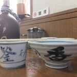 釜あげうどん 長田 in 香の香 - 湯飲みは、出汁も水も同じものを使います。
      丼横シャン