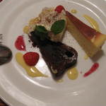 ナポリハウス - デザート盛り合わせ：フォンダンショコラ、チーズケーキ、ティラミス