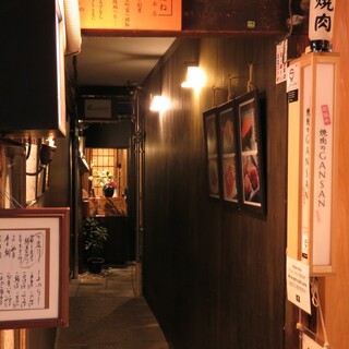 유명한 유명 음식점이 늘어선 오쿠도로에 자리 잡은 고급 어른의 은신처