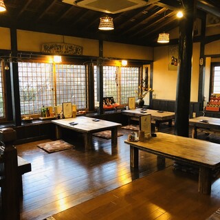 A retro Showa-era space where you can feel the warmth of wood.