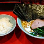 横浜家系ラーメン 黄金家 - 並盛ラーメン＋のり＋ライス！(*’ω’ﾉﾉﾞ☆ﾊﾟﾁﾊﾟﾁ