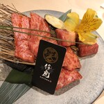 牛刺しと焼肉 仔虎 - 『極み盛り』（上選ロース、特選カルビ、角切りステーキ盛り合わせ）どれもこれもとろける〜。