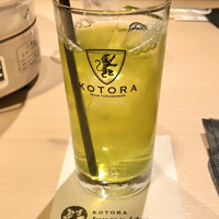 牛刺しと焼肉 仔虎 クリスロード店 - 『アイス緑茶』キレイなグリーン。