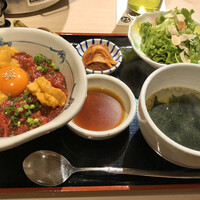 牛刺しと焼肉 仔虎 クリスロード店 - 名物！『生うにユッケ丼』甘〜いうにとユッケの最強タッグ。