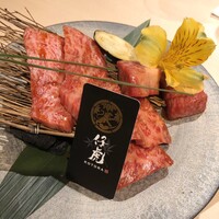 牛刺しと焼肉 仔虎 クリスロード店 - 『極み盛り』（上選ロース、特選カルビ、角切りステーキ盛り合わせ）どれもこれもとろける〜。