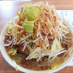 麺家ひまり - まるそば800円(税込)
            野菜券100円を追加購入して野菜増増に！肉増しもしたかったけど遅めの訪問だったので品切れで断念。
            麺は250gでお願いしました。