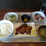 しながわ食堂 - 本日の定食（お刺身とトンカツ）