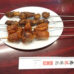 麻辣誘惑 大宝 - 奥：羊肉串100円＠1本 手前：羊スペアリブ380円