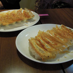 肉餃子と野菜餃子、どちらも280円