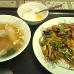 餃子坊 - 豚肉と野菜のピリ辛炒めあんかけご飯＋ワンタンスープセット(¥980)