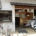 路地を入って行くといい具合の臭いが…