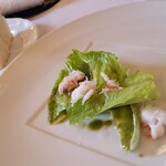 アル・ケッチァーノ - ◆「自家製フォカッチャ」◆「齋藤さんのローメインレタスに接着させたズワイガニとだだちゃ豆」