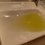 神田小川町 幻のイタリアン カンティーニ - パンにつけたら美味なオリーブオイル