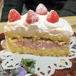 焼肉 はせ川 - 自分でイチゴのショートケーキの断面