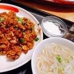 Shan Hai Gaden - 豚バラレタス炒飯と小ラーメン　デザートの杏仁豆腐　全景